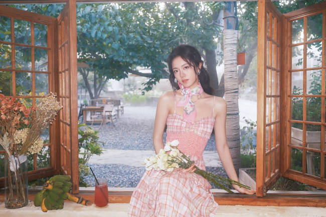 赵今麦穿粉色格子裙清纯俏皮 手捧鲜花少女感满满