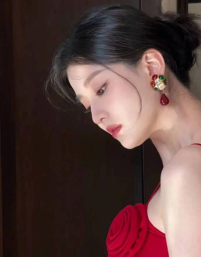 乔欣穿深V长裙婀娜多姿 好似一朵娇艳红玫瑰