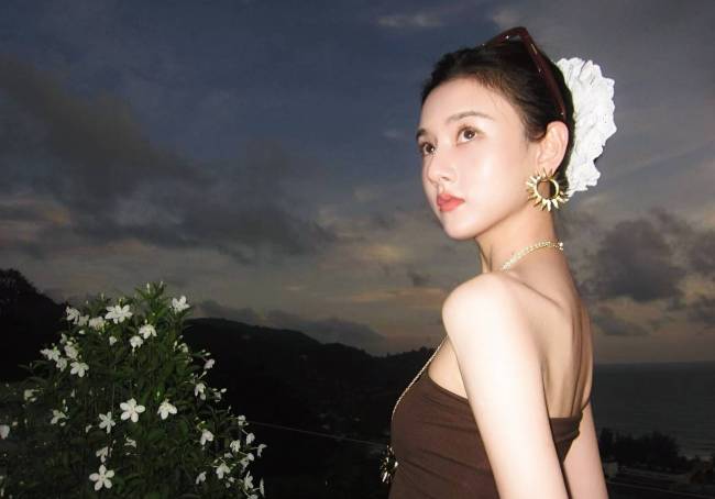 宋祖儿晒美拉德风穿搭 锁骨线条优美身材超绝