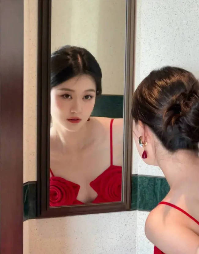 乔欣穿深V长裙婀娜多姿 好似一朵娇艳红玫瑰