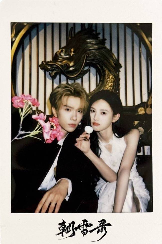 李兰迪敖瑞鹏晒双人拍立得 甜蜜依偎氛围感十足