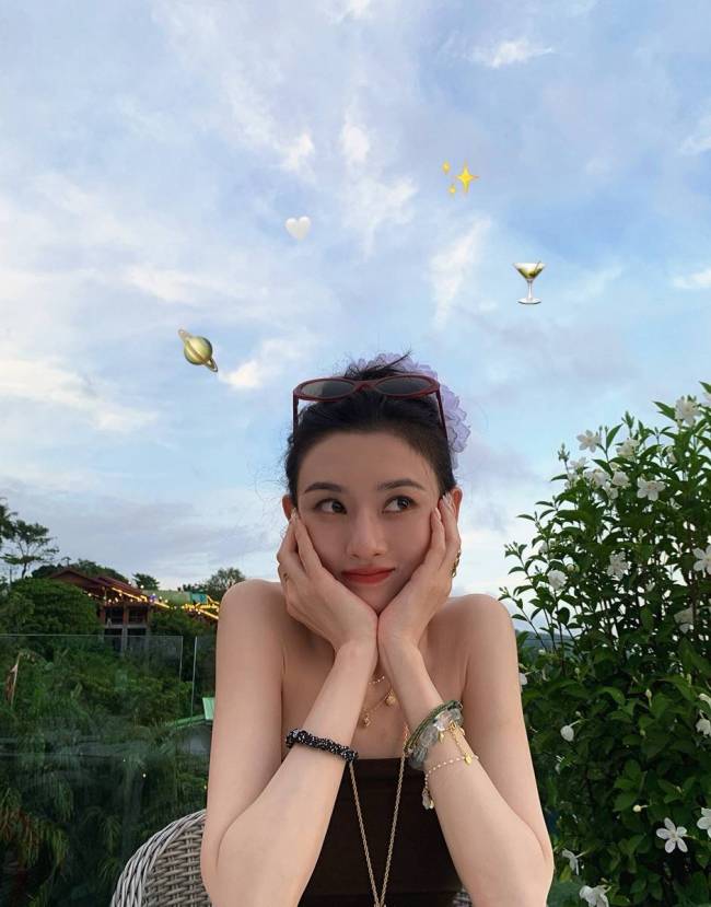 宋祖儿晒美拉德风穿搭 锁骨线条优美身材超绝