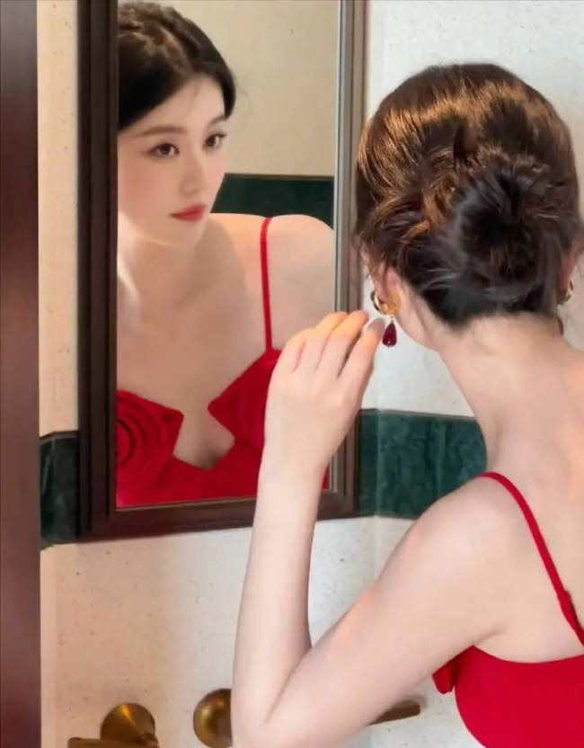 乔欣穿深V长裙婀娜多姿 好似一朵娇艳红玫瑰