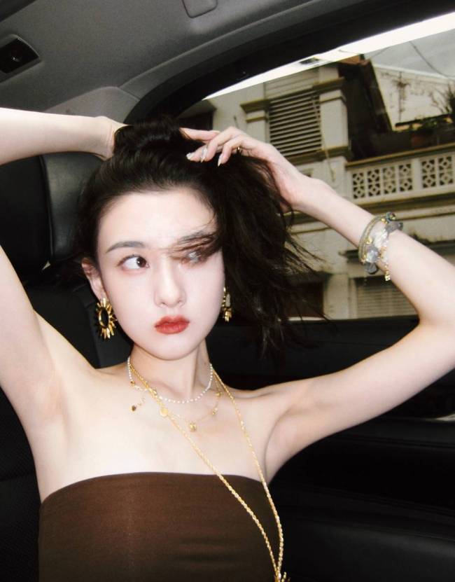 宋祖儿晒美拉德风穿搭 锁骨线条优美身材超绝