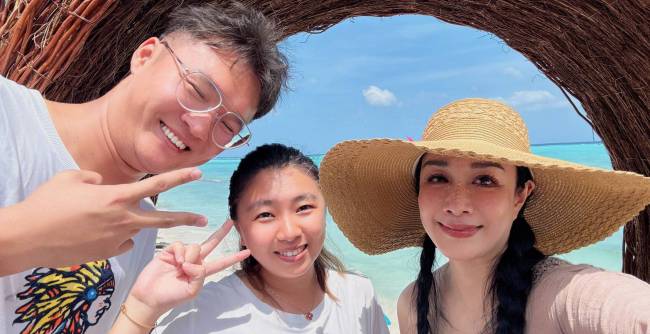 钟丽缇晒出一组海边度假美照 身材超辣状态好