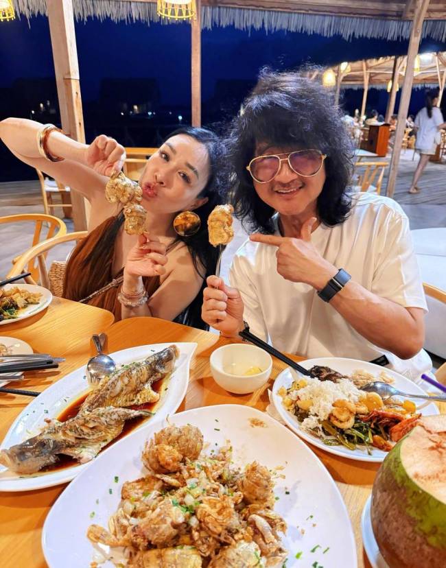 钟丽缇晒出一组海边度假美照 身材超辣状态好