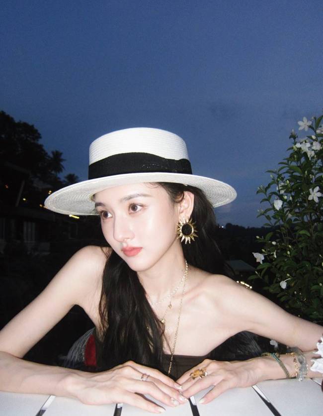 宋祖儿晒美拉德风穿搭 锁骨线条优美身材超绝