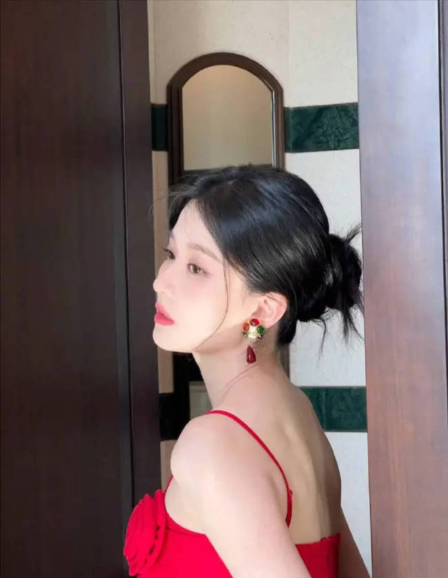 乔欣穿深V长裙婀娜多姿 好似一朵娇艳红玫瑰