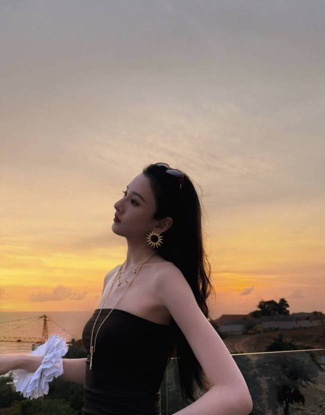 宋祖儿晒美拉德风穿搭 锁骨线条优美身材超绝