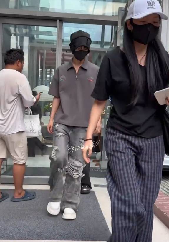 梓渝风波后现身！未回应女网红“奶黄包”相关爆料