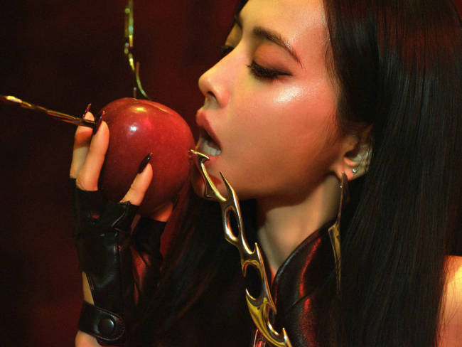 蔡依林更新性感美照！穿黑色低领吊带裙秀火辣身材