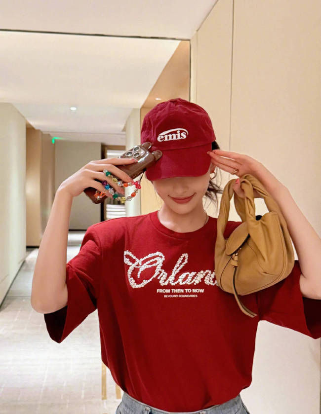 唐嫣穿红色T恤打扮时髦 嘟嘴卖萌甜笑状态似少女