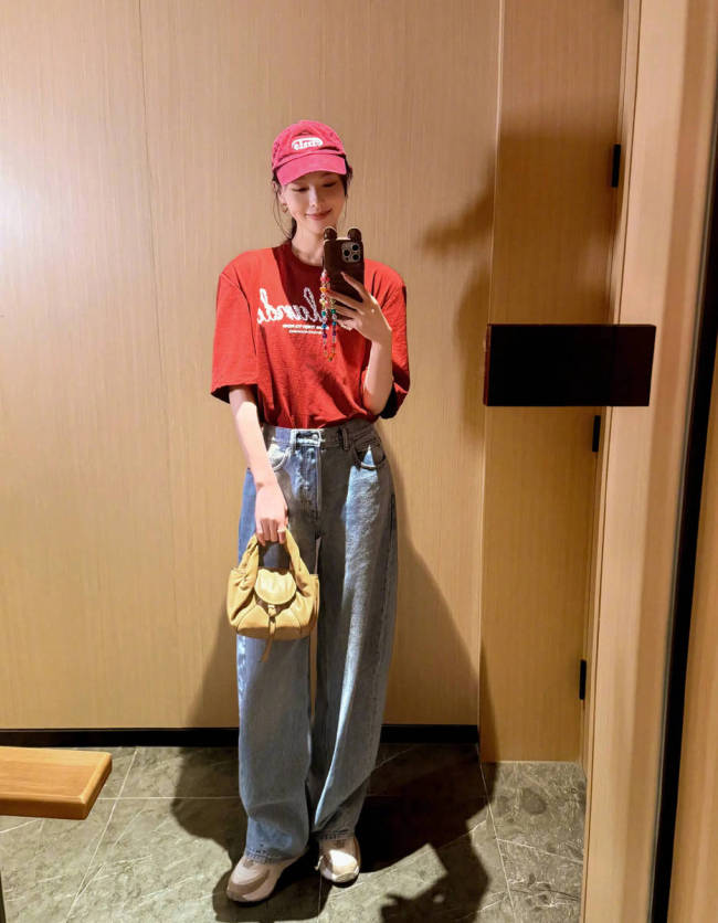 唐嫣穿红色T恤打扮时髦 嘟嘴卖萌甜笑状态似少女