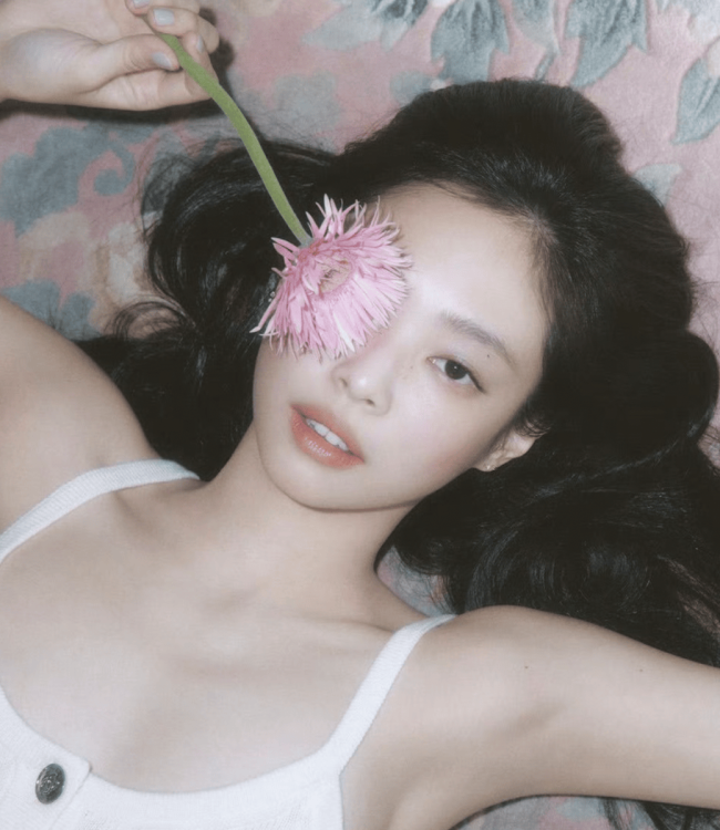Jennie身穿小吊带纯欲十足 小露蛮腰身材傲人