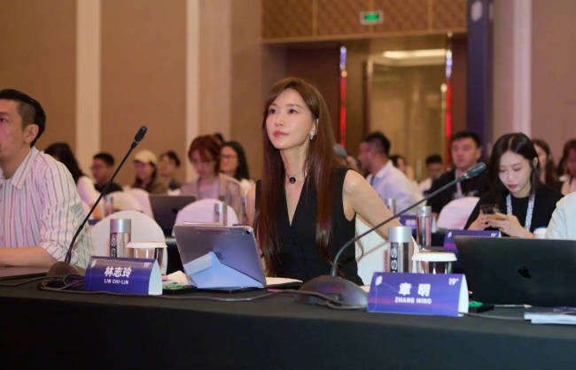 林志玲穿黑色职业装简约优雅 身姿曼妙大长腿吸睛