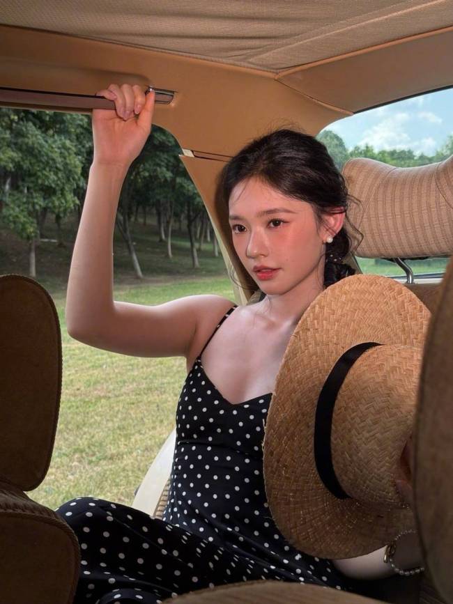 林允晒户外美照元气满满 穿波点吊带裙秀好身材