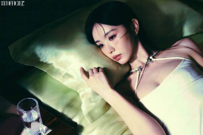 田曦薇白色背心搭配短裤 青春靓丽时尚感满满