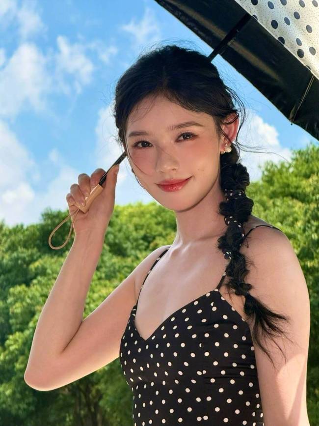 林允晒户外美照元气满满 穿波点吊带裙秀好身材