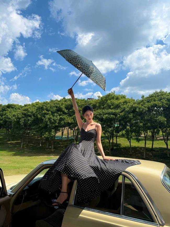 林允晒户外美照元气满满 穿波点吊带裙秀好身材