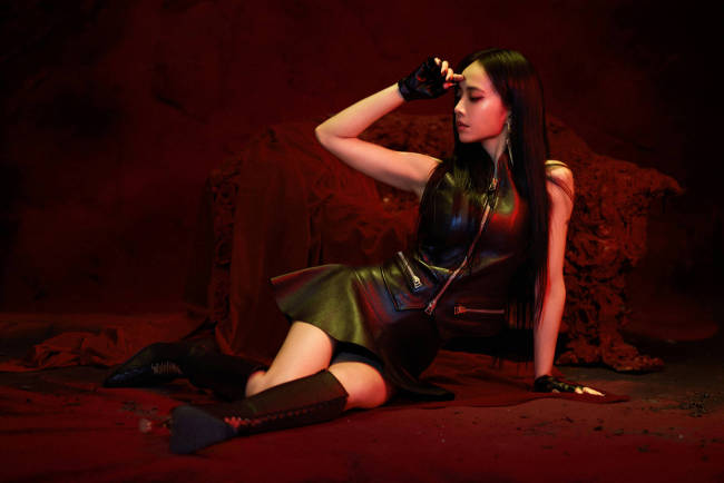 蔡依林更新性感美照！穿黑色低领吊带裙秀火辣身材