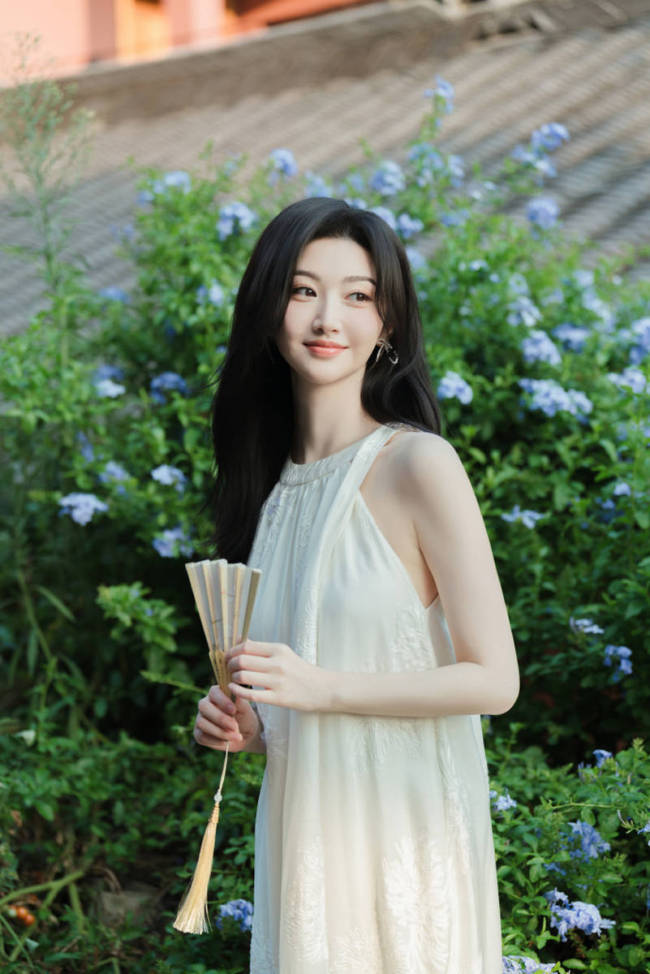 景甜穿挂脖白裙仙气飘飘 笑容甜美明媚动人