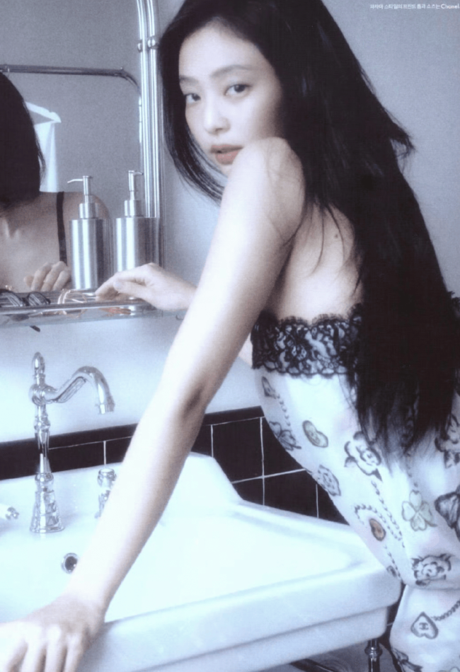 Jennie身穿小吊带纯欲十足 小露蛮腰身材傲人