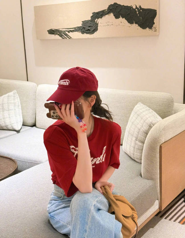 唐嫣穿红色T恤打扮时髦 嘟嘴卖萌甜笑状态似少女