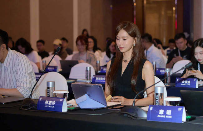 林志玲穿黑色职业装简约优雅 身姿曼妙大长腿吸睛