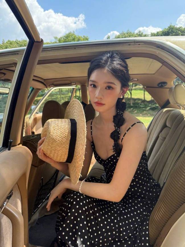 林允晒户外美照元气满满 穿波点吊带裙秀好身材