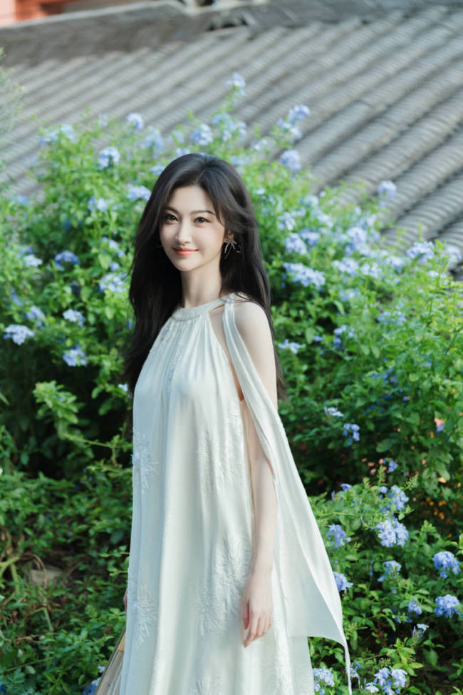 景甜穿挂脖白裙仙气飘飘 笑容甜美明媚动人