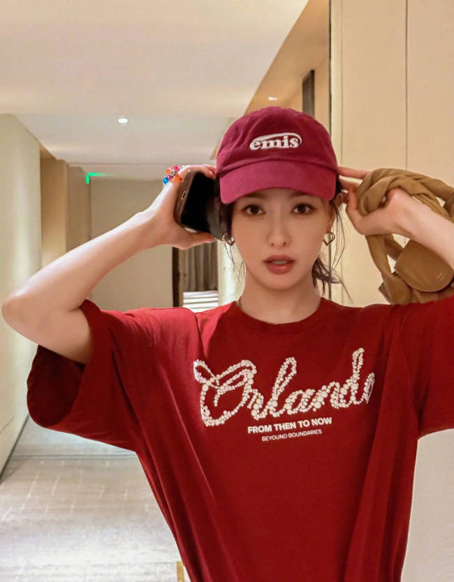 唐嫣穿红色T恤打扮时髦 嘟嘴卖萌甜笑状态似少女