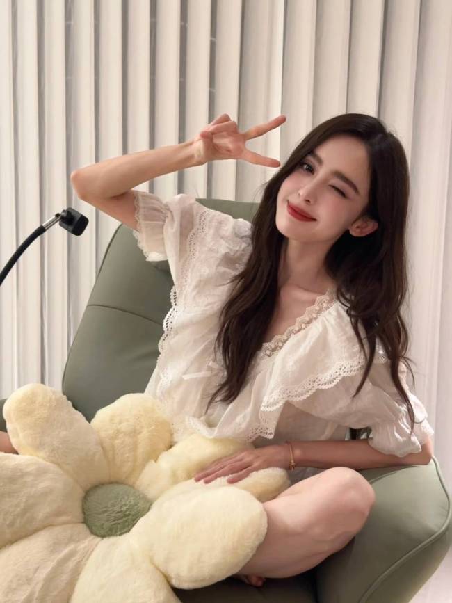 娜扎夏日清凉睡衣照曝光！皮肤白嫩水灵似清纯少女
