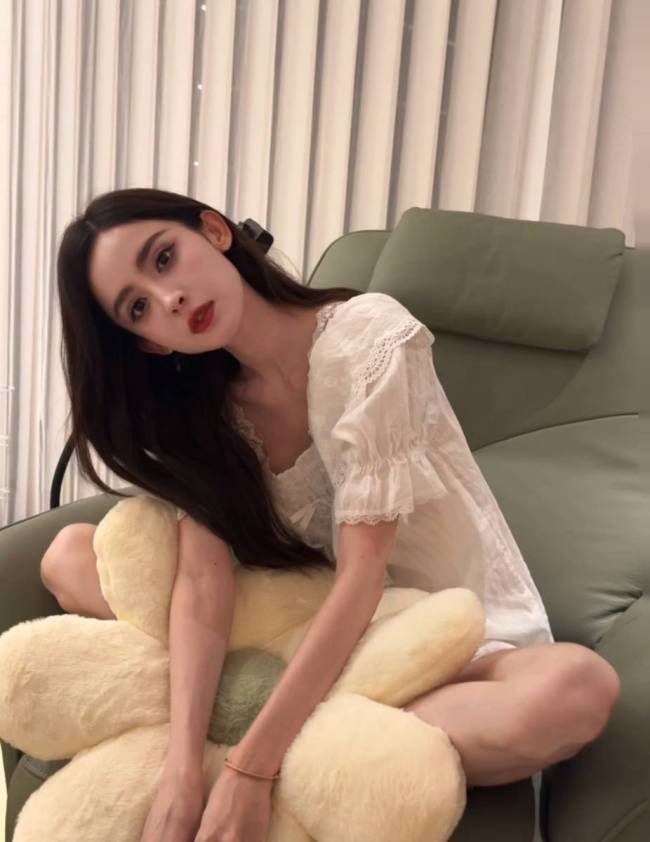 娜扎夏日清凉睡衣照曝光！皮肤白嫩水灵似清纯少女