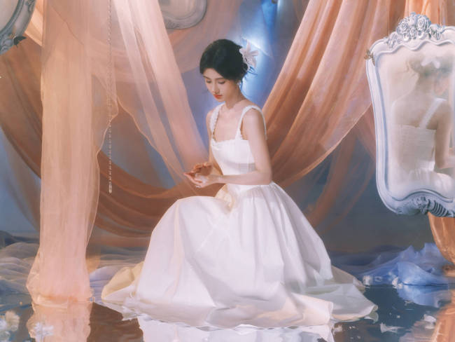 鞠婧祎穿白裙身材窈窕优雅明媚 轻纱遮面楚楚动人