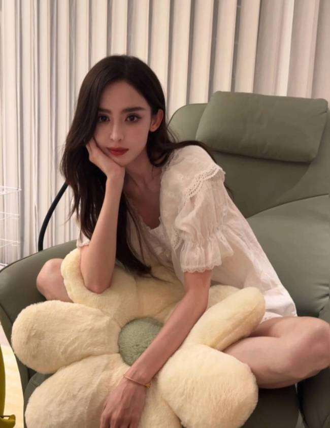 娜扎夏日清凉睡衣照曝光！皮肤白嫩水灵似清纯少女