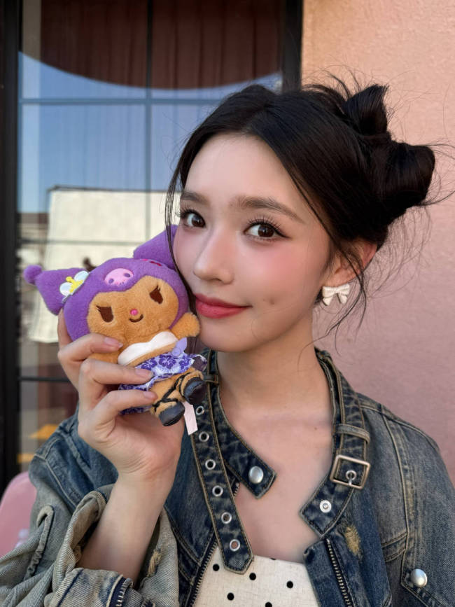 林允穿波点短裙活泼俏皮 和玩偶合照少女感十足