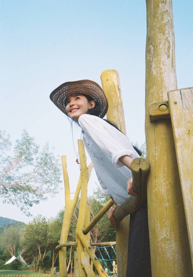 章若楠戴草帽笑容明媚 穿白衬衫文艺又清新