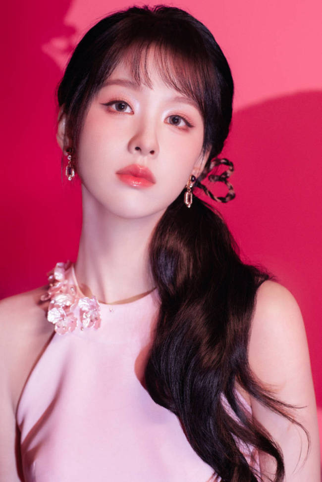 陈都灵粉衣娇嫩可爱 爱心编发活力足少女感拉满