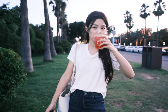 卢昱晓海边度假状态松弛 被微风吹拂秀发清丽可人