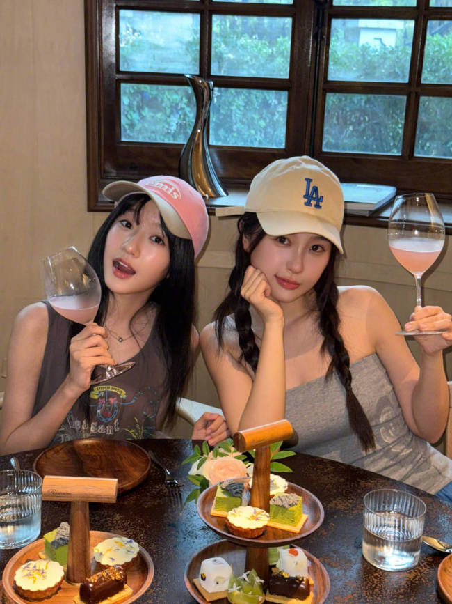 虞书欣晒街头随拍美照！与朋友约会聚餐笑容明媚