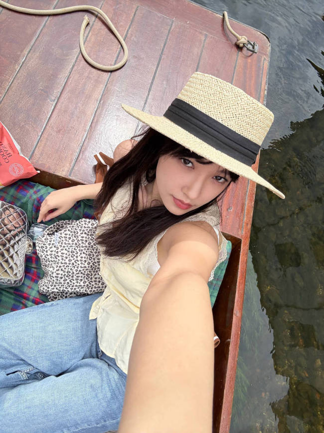 程潇旅游美照心情好！穿黄色蕾丝边背心秀曼妙身姿