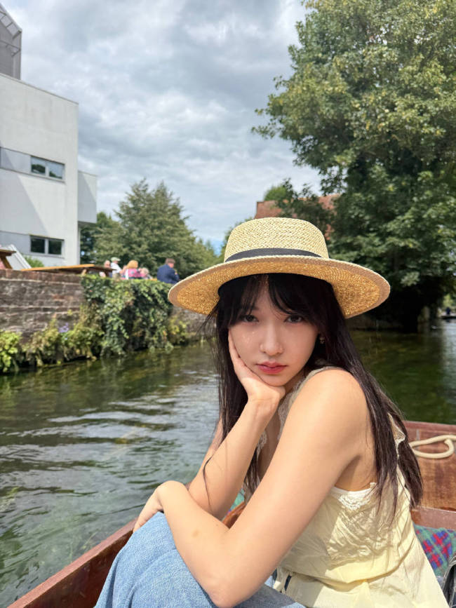 程潇旅游美照心情好！穿黄色蕾丝边背心秀曼妙身姿