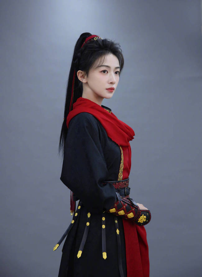 吴谨言身着一袭红衣化身侠女 扎高马尾英姿飒爽