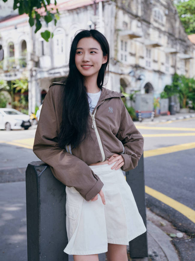 卢昱晓海边度假状态松弛 被微风吹拂秀发清丽可人