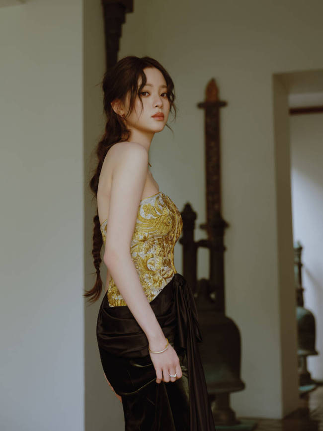 欧阳娜娜穿刺绣抹胸裙气质佳 秀曼妙身姿性感吸睛