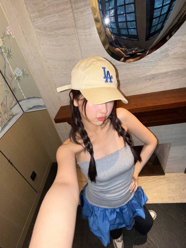 虞书欣晒街头随拍美照！与朋友约会聚餐笑容明媚