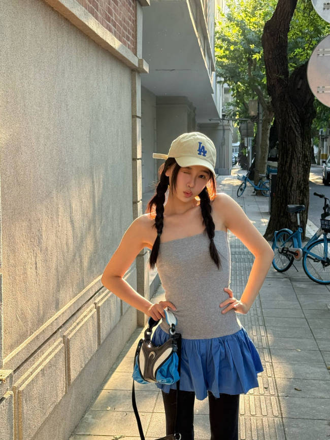 虞书欣晒街头随拍美照！与朋友约会聚餐笑容明媚