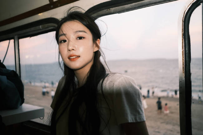 卢昱晓海边度假状态松弛 被微风吹拂秀发清丽可人