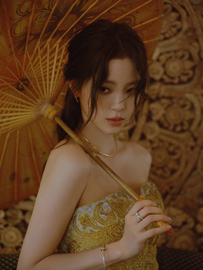 欧阳娜娜穿刺绣抹胸裙气质佳 秀曼妙身姿性感吸睛