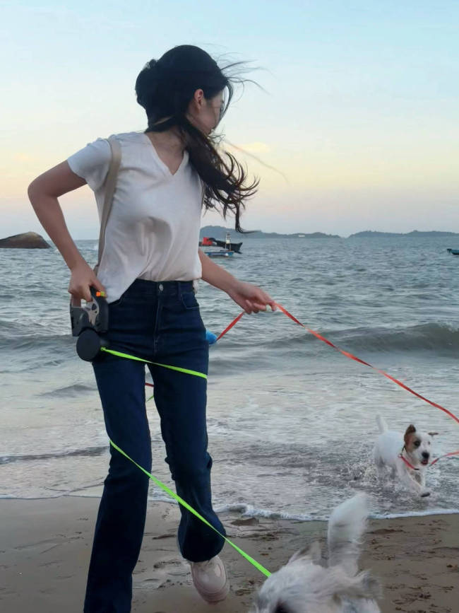 卢昱晓海边度假状态松弛 被微风吹拂秀发清丽可人